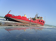 Camping Medano 40. Naufragio. Barco. Playa. Orense.